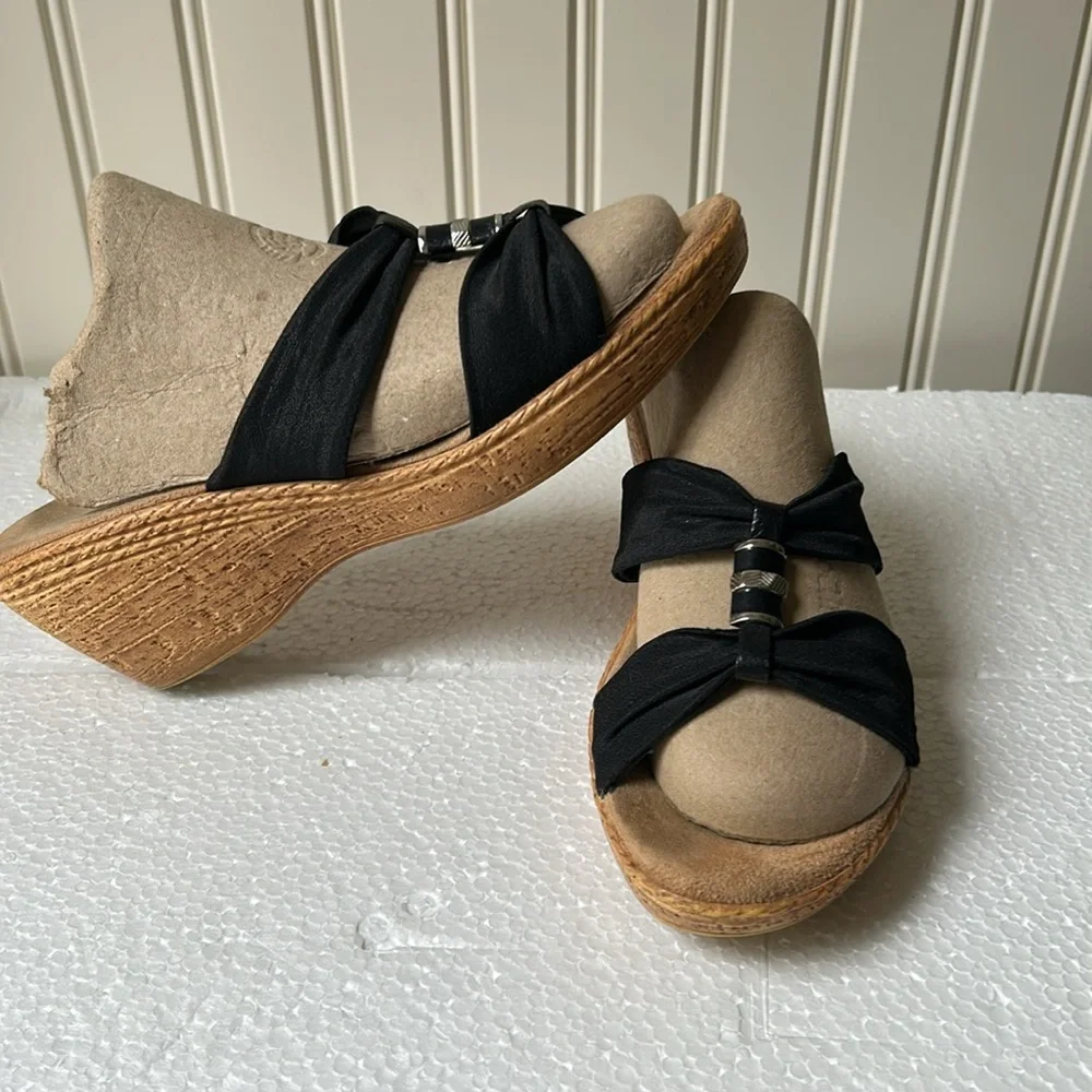 Italian Shoemaker women bejewel Cork Wedge 2.5” Heel suede insole size 8 black